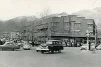 (عکس) سفر به تهران قدیم؛ نمایی از سرپل تجریش در سال 1352