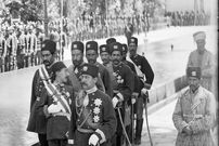 تصاویر؛ سفر به عصر قاجار؛ از «چتر ناصرالدین شاه لب رودخانه» تا «مردان قاجاری در تخت جمشید»