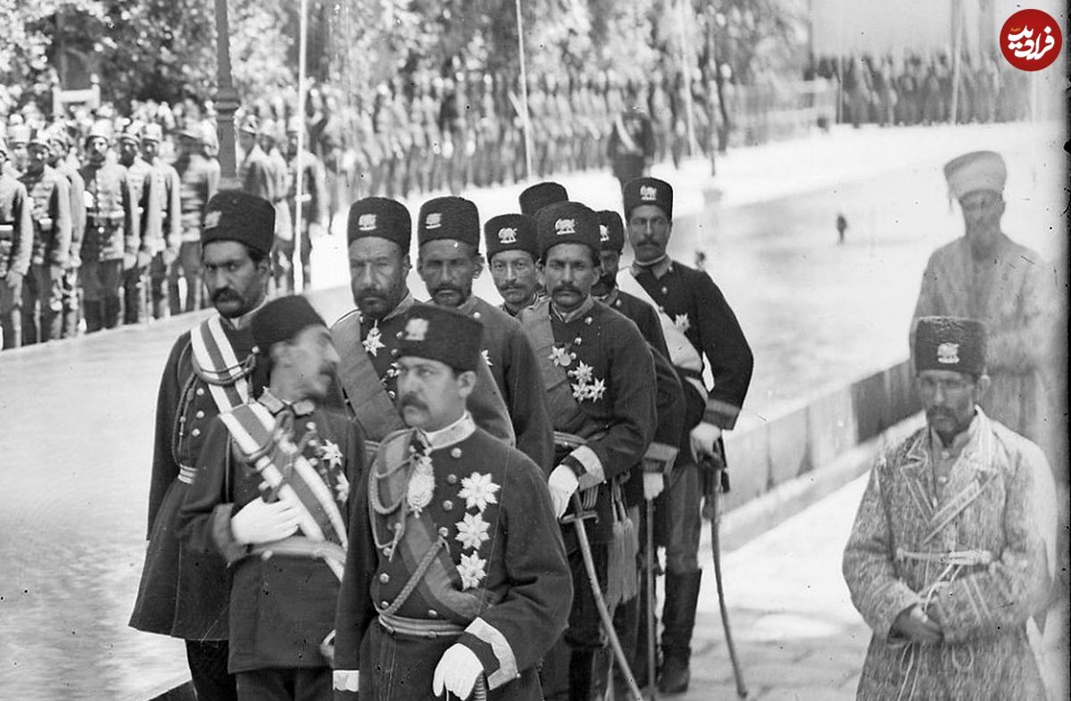 تصاویر؛ سفر به عصر قاجار؛ از «چتر ناصرالدین شاه لب رودخانه» تا «مردان قاجاری در تخت جمشید»