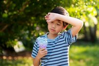 به فرد گرمازده آب‌قند و شربت ندهید؛ گرمازدگی فقط مربوط به زیر آفتاب ماندن نیست