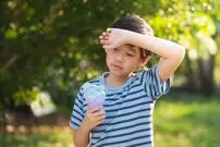 به فرد گرمازده آب‌قند و شربت ندهید؛ گرمازدگی فقط مربوط به زیر آفتاب ماندن نیست