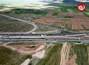 عکس| سفر به ایران قدیم؛ یک کالسکه در جادۀ اراک به تهران در زمان ناصرالدین شاه