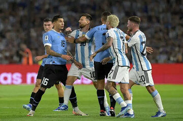 (عکس) درگیری شدید مسی با مدافع اروگوئه