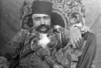 سفر در زمان؛ خاطرات ناصرالدین‌شاه: انیس‌الدوله را دیدم سوار خر سفیدی بود، به زیارت می‌رفت؛ بسیار خنده‌ام گرفت