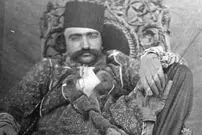سفر در زمان؛ خاطرات ناصرالدین‌شاه: انیس‌الدوله را دیدم سوار خر سفیدی بود، به زیارت می‌رفت؛ بسیار خنده‌ام گرفت