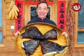 ببینید| غذای روستایی در چین؛ پخت یک غذای سنتی با کله ماهی در هوای برفی