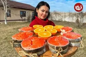 ببینید| غذای روستایی در اوکراین؛ پخت یک غذای متفاوت با ماهی سالمون و آناناس
