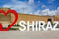 عکس| سفر به ایران قدیم؛ جمعیت زنان و مردان شیرازی در یک خیابان؛ 121 سال قبل