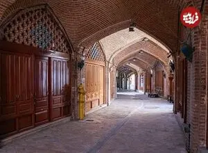 عکس| سفر به تاریخ؛ پیرمرد تهرانی با تشت برف در کوچه های عودلاجان؛ سال 1347