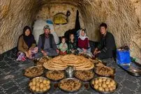 ببینید| غذای روستایی در افغانستان؛ پخت نان سنتی و سیب زمینی در تنور زیر زمینی