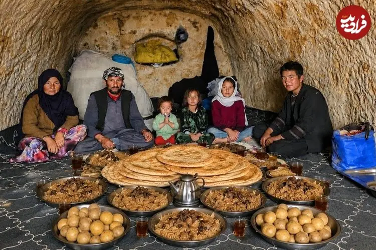 ببینید| غذای روستایی در افغانستان؛ پخت نان سنتی و سیب زمینی در تنور زیر زمینی