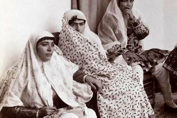 تصاویر؛ سفر به عصر قاجار؛ از «سه‌چرخه‌سواری ناصرالدین شاه» تا «ژست مظفرالدین شاه با صندلی سلطنتی»