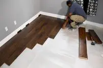 (ویدئو) چگونه کف خانه را مثل یک استاد حرفه ای و مثل آب خوردن پارکت کنیم؟