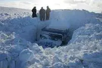 (ویدئو) دفن شدن نیسان آبی زیر برف سنگین