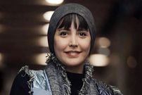 عکس؛ سفر زمان؛ چهرۀ بازیگر نقش «طوبی» با «سبیل هومن برق‌نورد» در اتاق گریم سریال «طوبی»
