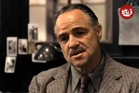 عکس| سفر در زمان؛ «مارلون براندو» در حال بازی شطرنج در پشت صحنه یک فیلم؛ سال 1330