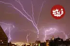ببینید| یک لحظه تماشایی از برخورد صاعقه با برج میلاد در بارندگی روز شنبه به ثبت رسید 