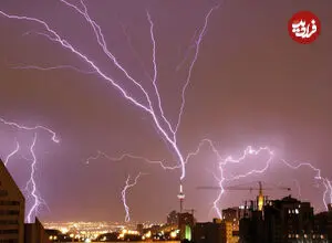 ببینید| یک لحظه تماشایی از برخورد صاعقه با برج میلاد در بارندگی روز شنبه به ثبت رسید 
