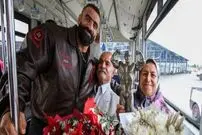 (عکس) هادی چوپان در آغوش مادروپدر؛ بازگشت به شیراز 