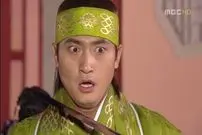 عکس| سفر به تاریخ؛ عکس یادگاری «یونگ‌پو» با «سولان و زیائوچن» در پشت‌صحنه سریال «جومونگ»