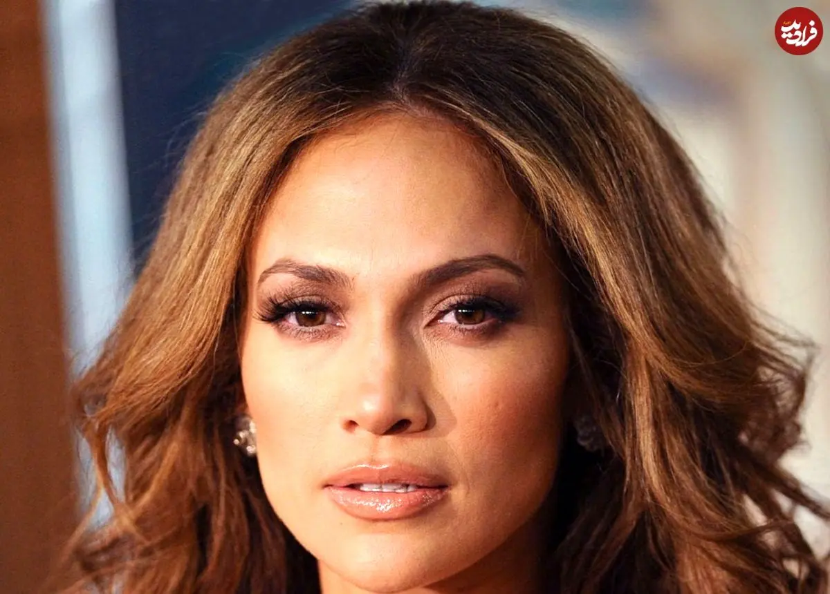 عکس| سفر در زمان؛ «جنیفر لوپز» در حال ورود به فرودگاه بین‌المللی لس آنجلس؛ سال 1377