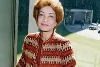 عکس| سفر در زمان؛ «اشرف پهلوی» در کنار یک مرسدس بنز ۳۰۰ S در فرانسه؛ سال 1332