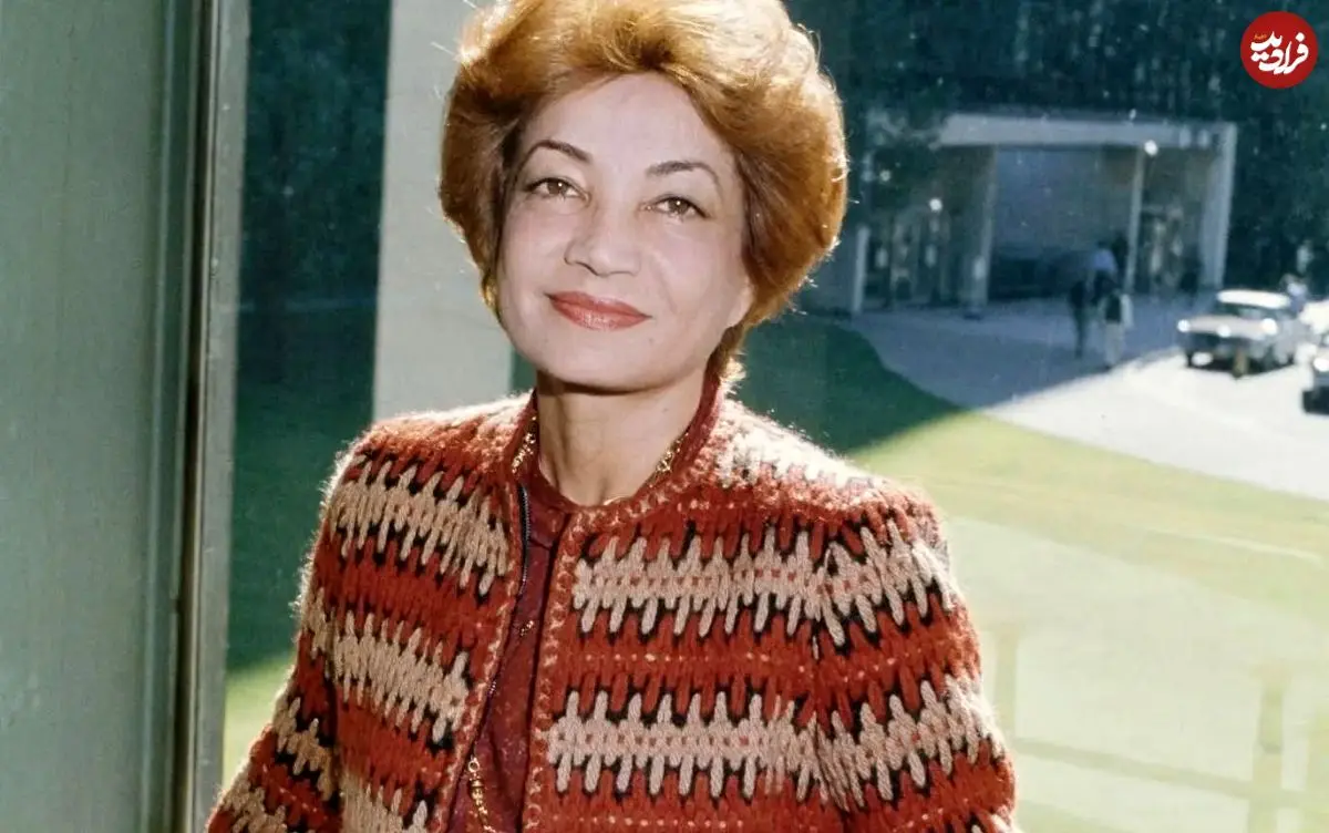 عکس| سفر در زمان؛ «اشرف پهلوی» در کنار یک مرسدس بنز ۳۰۰ S در فرانسه؛ سال 1332