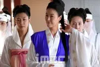 عکس| سفر به تاریخ؛ عکس یادگاری «بانو یومیول» و «کارگردان» در پشت‌صحنه سریال «جومونگ»