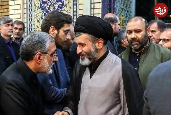 عکس؛ سفر به تاریخ؛ «سید مسعود خامنه‌ای» در مراسم ترحیم آیت‌الله هاشمی شاهرودی؛ سال 97