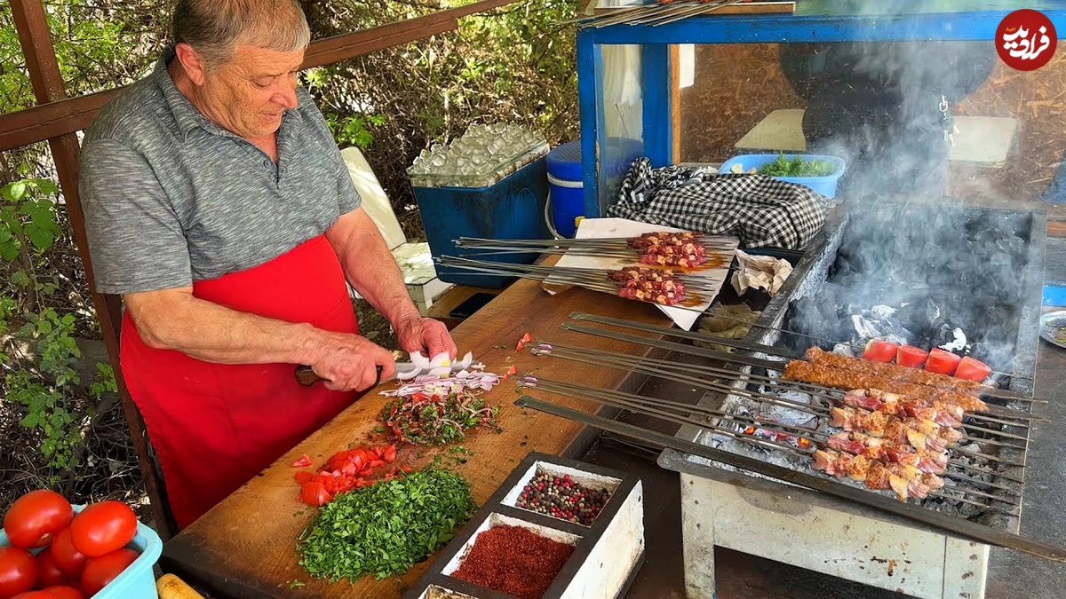 ببینید؛ غذای خیابانی در ترکیه؛ تهیه کباب آدانا، دونر و جگر و تنتونی در استانبول