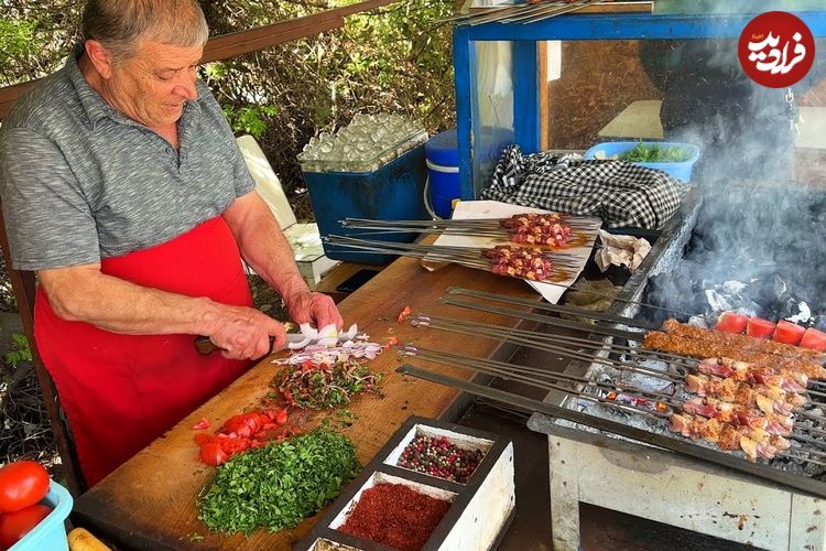 ببینید؛ غذای خیابانی در ترکیه؛ تهیه کباب آدانا، دونر و جگر و تنتونی در استانبول