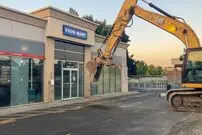 (ویدئو) مهارت یک راننده بیل مکانیکی در تخریب سرعتی یک فروشگاه
