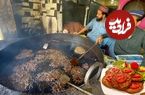 (ویدئو) غذای خیابانی مشهور در پاکستان؛ پخت چاپلی کباب توسط قاسم خان