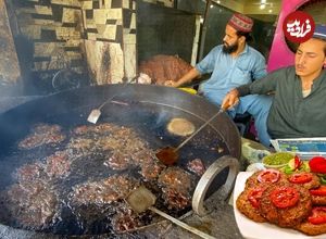 (ویدئو) غذای خیابانی مشهور در پاکستان؛ پخت چاپلی کباب توسط قاسم خان