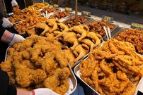 ببینید؛ غذای خیابانی در کره؛ پخت محبوب ترین مرغ سوخاری تند در سئول