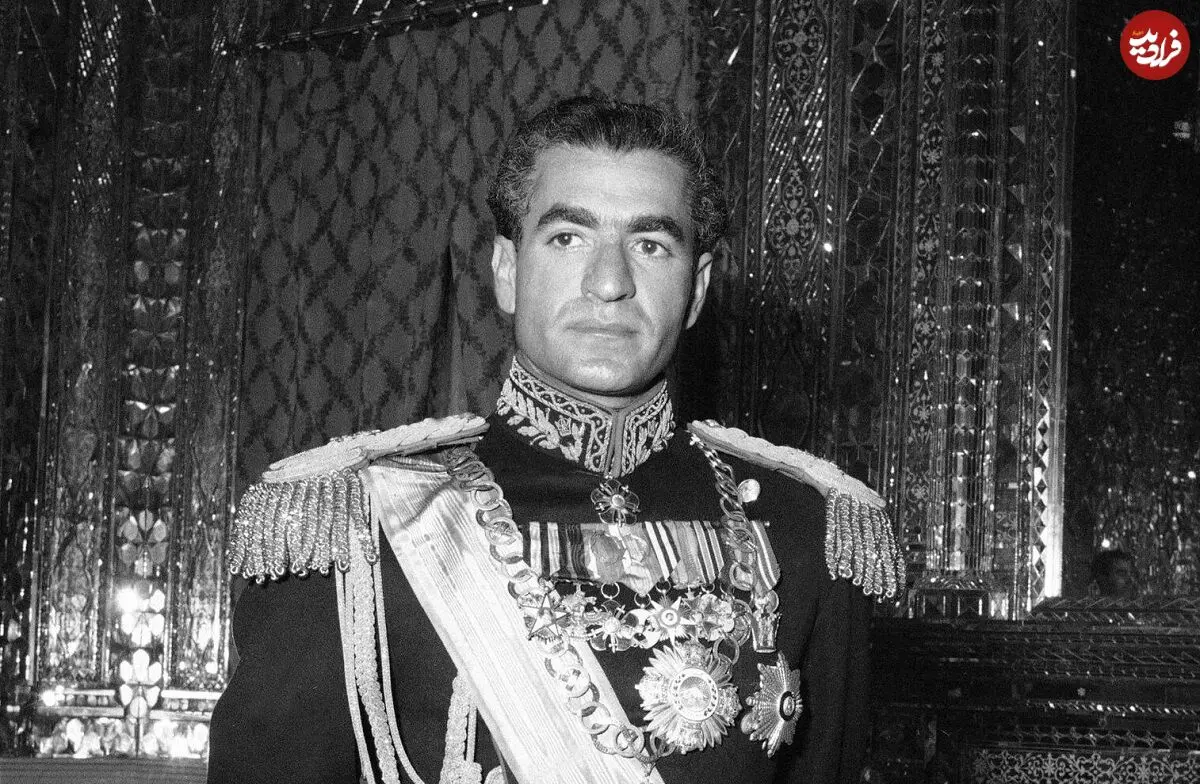 (عکس) سفر در زمان؛ «محمدرضا پهلوی مشغول پرواز با هلیکوپتر»؛ اواخر دهه 30