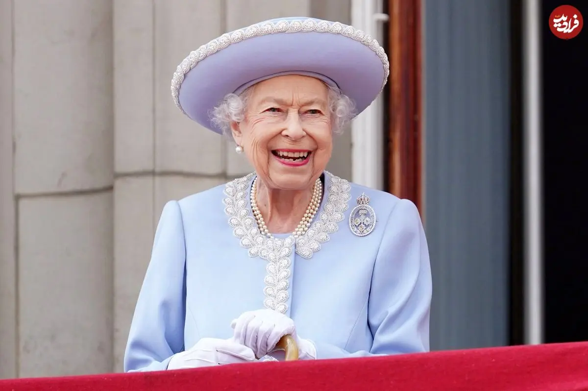 عکس| سفر در زمان؛ «ملکه الیزابت دوم» در حال نوازش یک بچه پاندا در یک باغ وحش؛ سال 1318