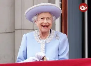 عکس| سفر در زمان؛ «ملکه الیزابت دوم» در حال نوازش یک بچه پاندا در یک باغ وحش؛ سال 1318