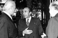 سفر در زمان؛ یادداشت‌های علم، شنبه ۲۵ فروردین ۱۳۵۲: به سفیر انگلیس گفتم «اگر شما بین ما و عراق اختلاف می اندازید که بتوانید اسلحه به ما بفروشید که وای به حال ما و وای به حال شما»