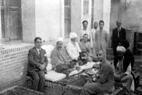 عکس| سفر در زمان؛ «عبدالکریم حائری» هنگام کلنگ‌زنی قبرستان «نو» در قم
