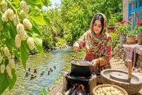 ببینید| غذای روستایی در ایران؛ برداشت توت سفید از درخت و تهیه کیک با آن