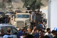 (عکس) طالبان در حال پخش پول و غذا بین مهاجران افغان
