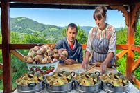 ببینید؛ غذای روستایی در اوکراین؛ جمع آوری حلزون و پخت غذا با آن در روستایی جنگلی
