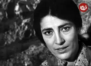 عکس| سفر در زمان؛ «ایرنه پاپاس» در حال سخنرانی در ونیز؛ سال 1348