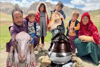 ببینید؛ غذای روستایی در افغانستان؛ پخت نان و یک خورشت محلی در طبیعت