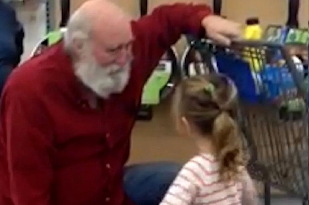(ویدئو) وقتی دختربچه پیرمرد را با بابانوئل اشتباه می گیرد