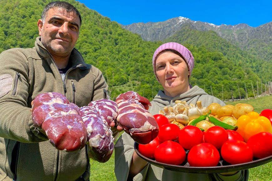 (ویدئو) پخت یک خوراک جالب با قلوه گاو توسط زن و مرد روستایی در دل کوهستان