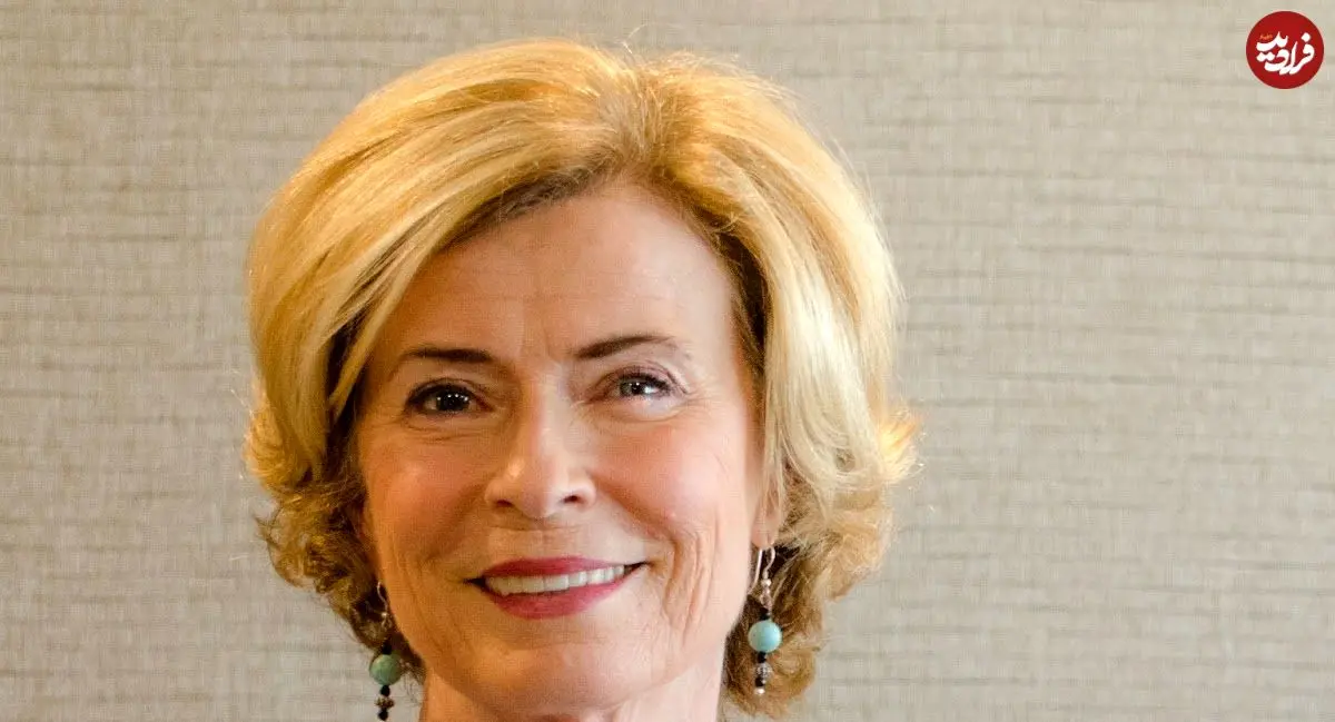 عکس| سفر در زمان؛ «لیندا لی» در مراسم افتتاحیه نمایشگاه بروس در هنگ کنگ؛ سال 1389