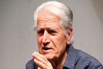 بازگشت پیکر احمد پژمان به ایران