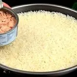 ببینید| طرز تهیه یک غذای ساده و جدید با تن ماهی و برنج